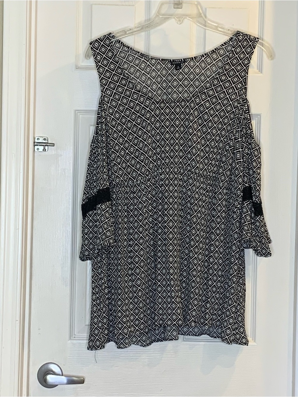 Torrid Black & White Geometric Cold Shoulder Blouse Size 4/4X
